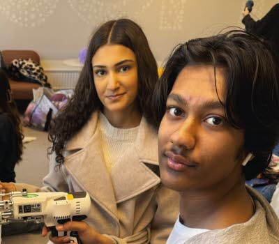 Tonåringar testar att använda tuftningspistol.