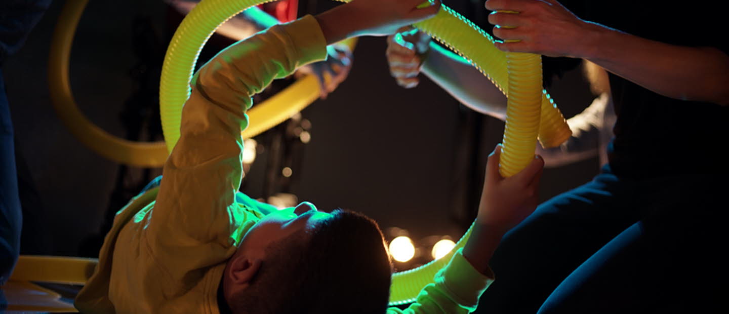 Barn som leker med långa rör.