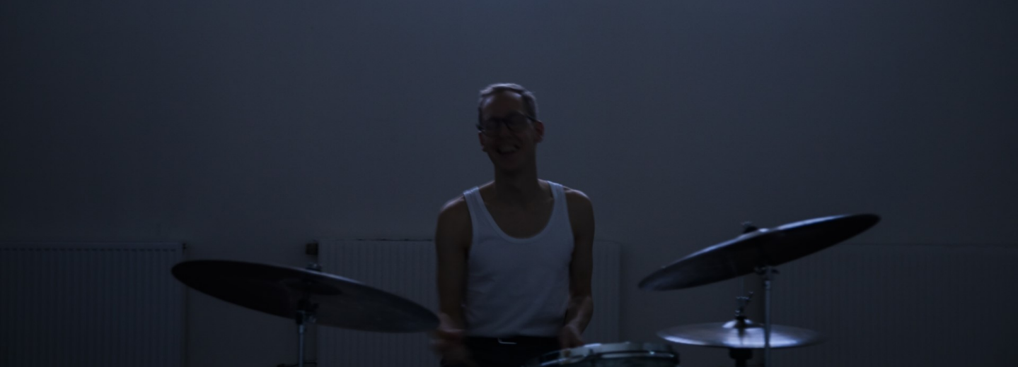 Man bakom ett trumset.