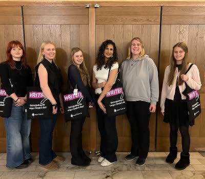 Sex unga kvinnor med påsar med texten Writeit.
