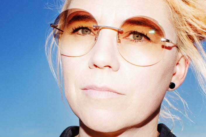 Kvinna med blå himmel i bakgrunden.