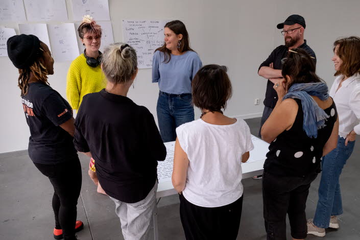 Bild på en grupp med människor som står och pratar.