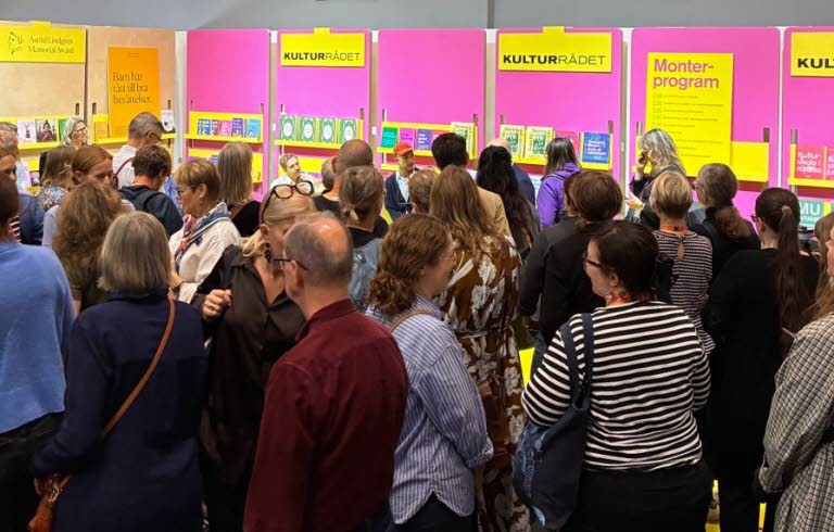 Folksamling i monter på Bokmässan.