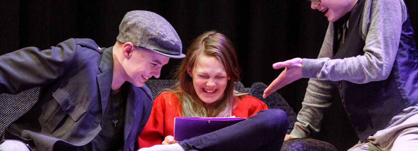 Tre unga läser tillsammans