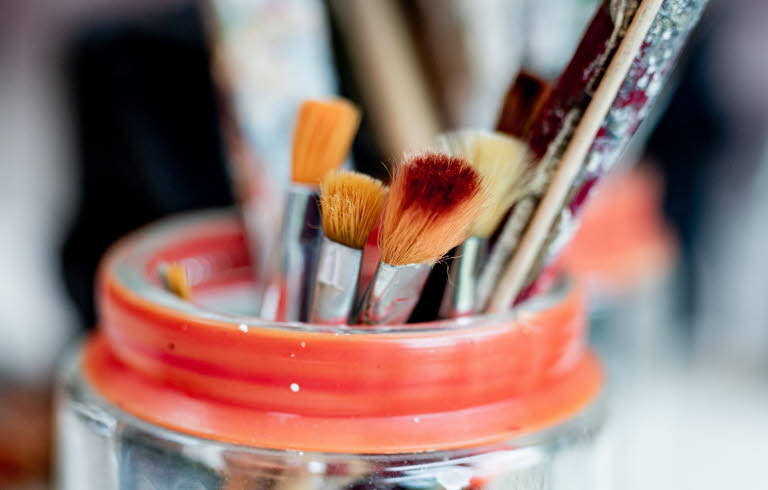 Penslar i en glasburk.