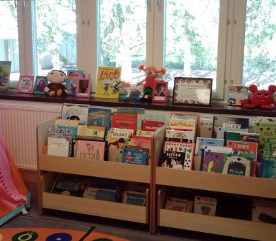 Boklådor i ett förskolebiblioteket.