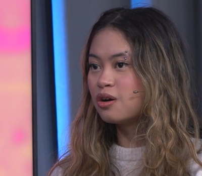 Flicka i filmstudio.