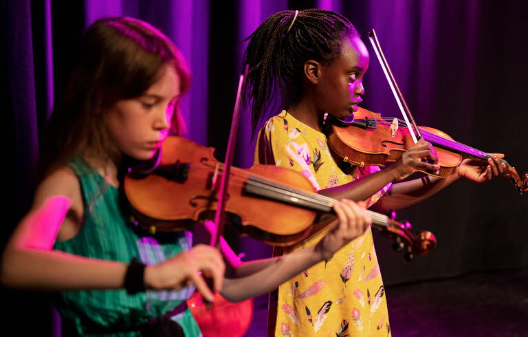 Barn spelar fiol