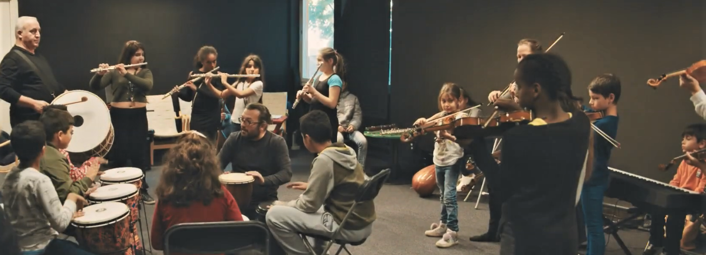 Barn spelar olika instrument tillsammans