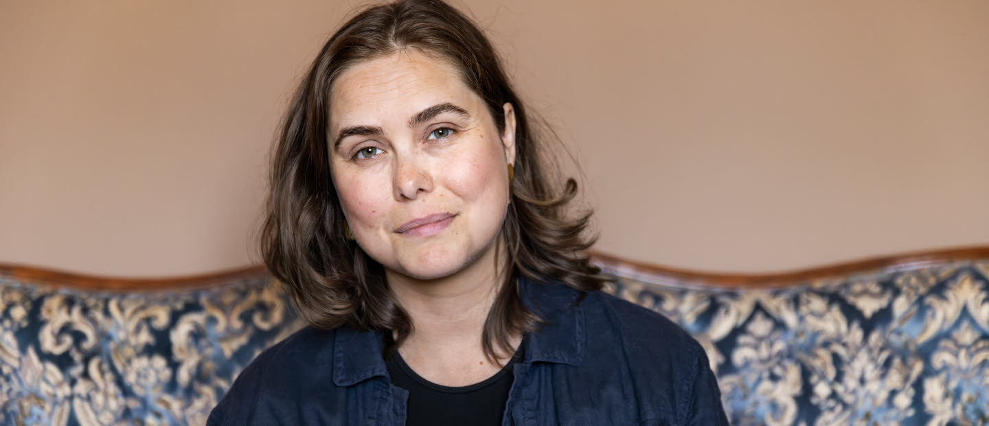 En person sitter i en soffa.