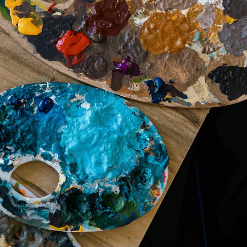 Blandade färger på paletter.