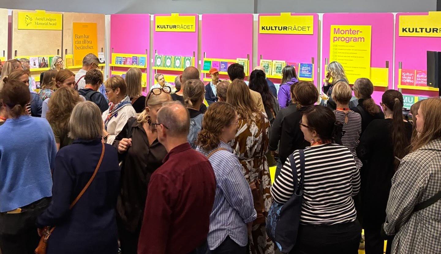 Folksamling i monter på Bokmässan.