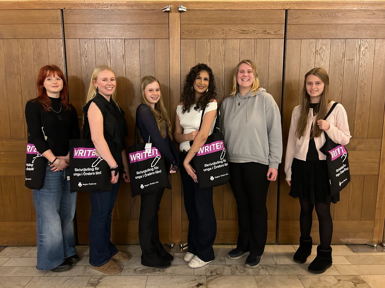 Sex unga kvinnor med påsar med texten Writeit.