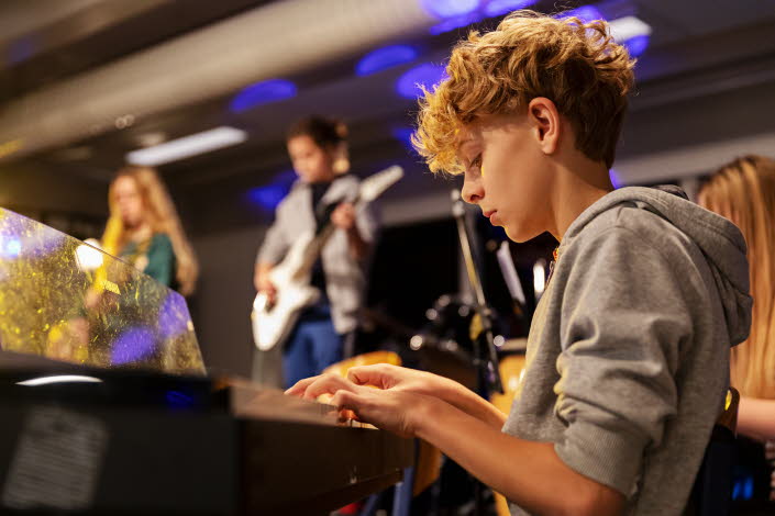 Elever repeterar inför konsert på Valsätraskolan i Uppsala. I förgrunden spelar en pojke elpiano.