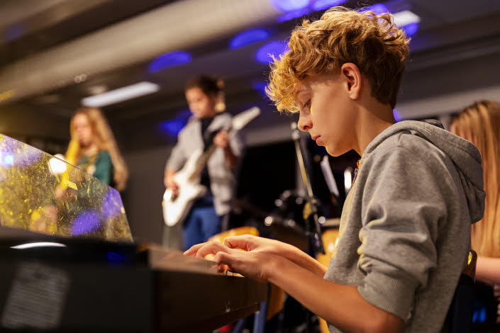 Elever repeterar inför konsert på Valsätraskolan i Uppsala. I förgrunden spelar en pojke elpiano.