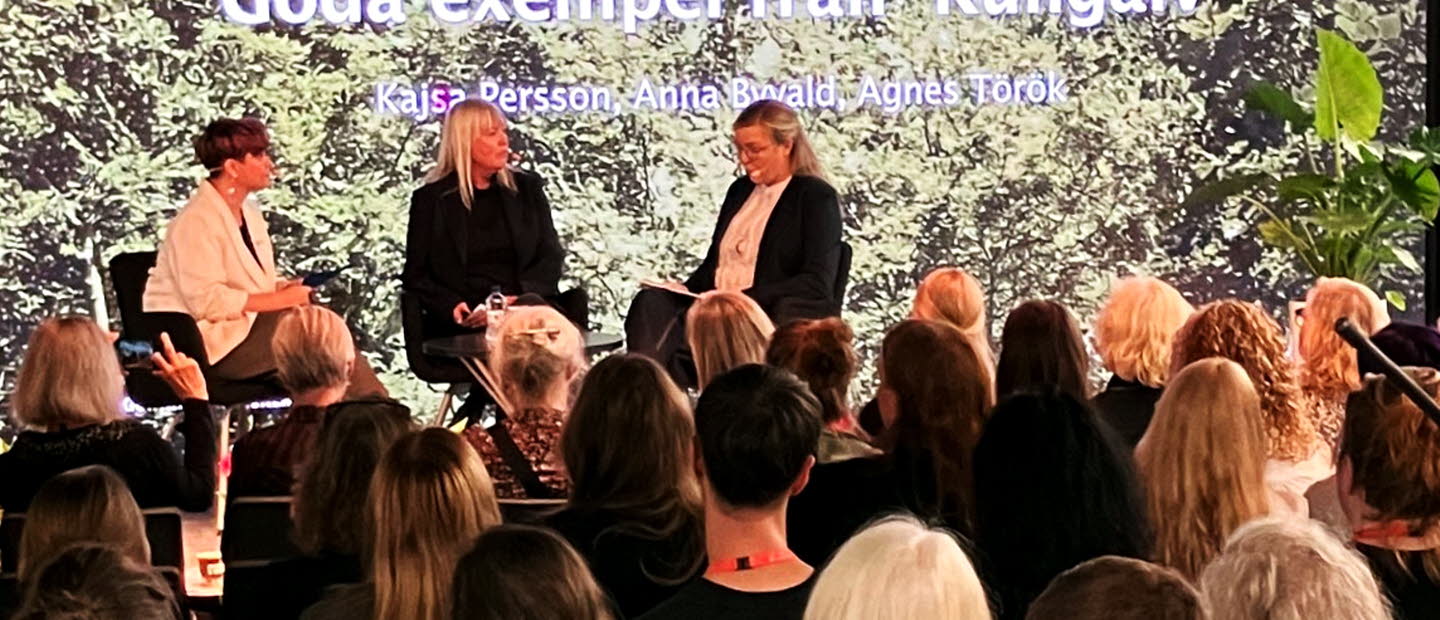 Tre kvinnor samtalar inför publik på Bokmässan.
