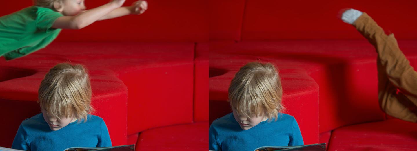 Ett läsande och ett flygande barn i bakgrunden