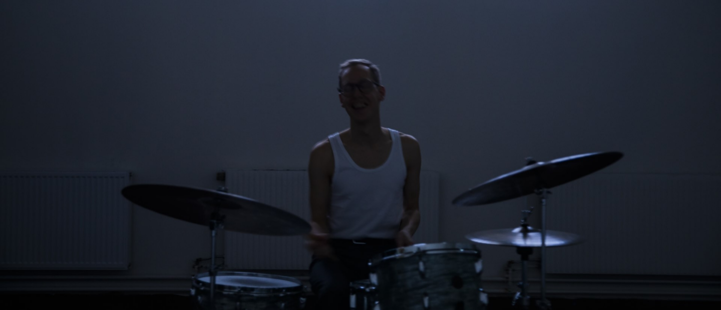 Man bakom ett trumset.