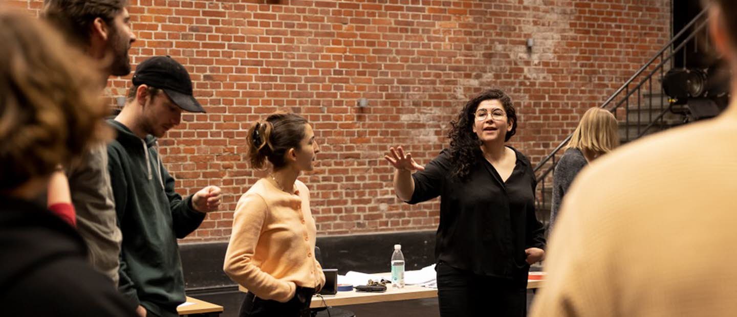 Farnaz Arbabi regisserar pjäsen BRINN. Foto: Jenny Baumgartner.