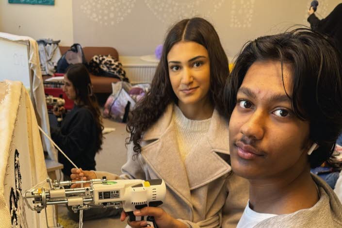 Tonåringar testar att använda tuftningspistol.