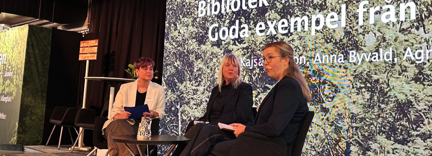 Tre personer sitter på en scen och samtalar.