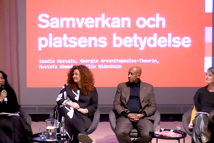 Fyra personer sitter på en scen och samtalar.