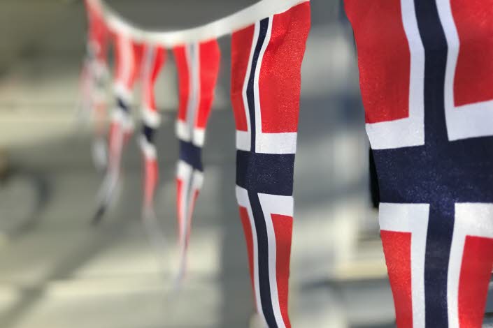 Flaggspel med norska flaggor.