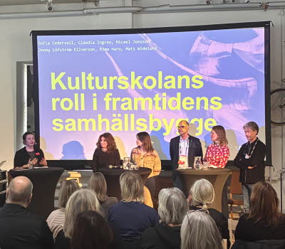 Stående panelsamtal inför publik.