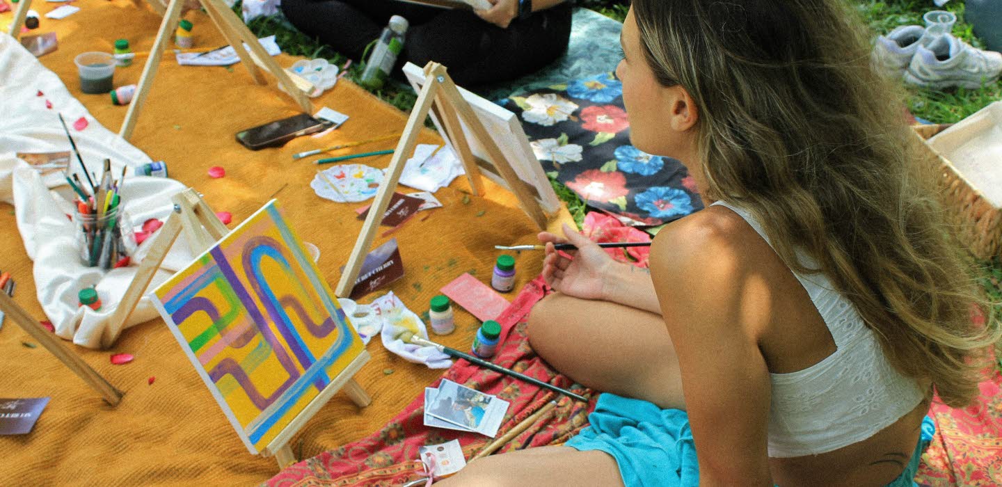 Ungdomar målar utomhus