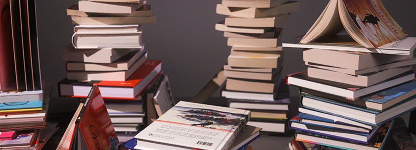 Högar med böcker.