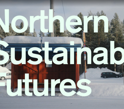 Röda träbyggnader i vinterlandskap.