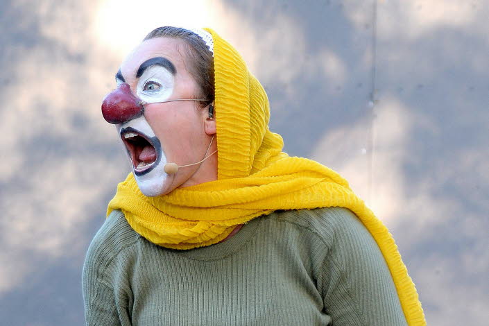 Bortas Josefine Anderson i clownsminkning och en gul stickad sjal. 