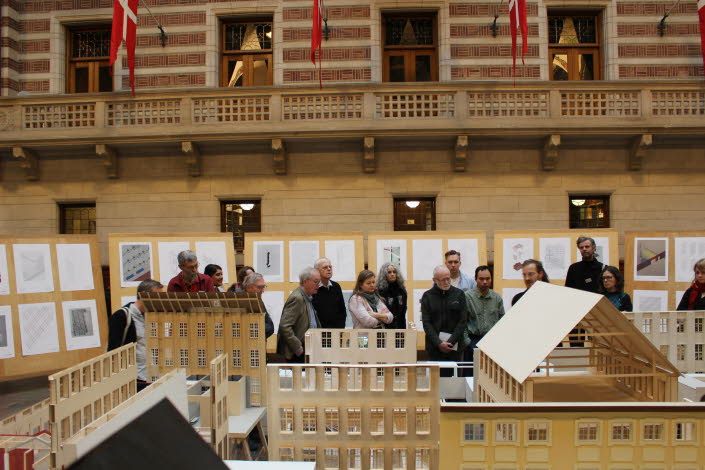 Arkitektskolan på Kungliga Konsthöskolan i Köenhamn visar en utställning med elevarbeten i Köpenhamns rådhus.