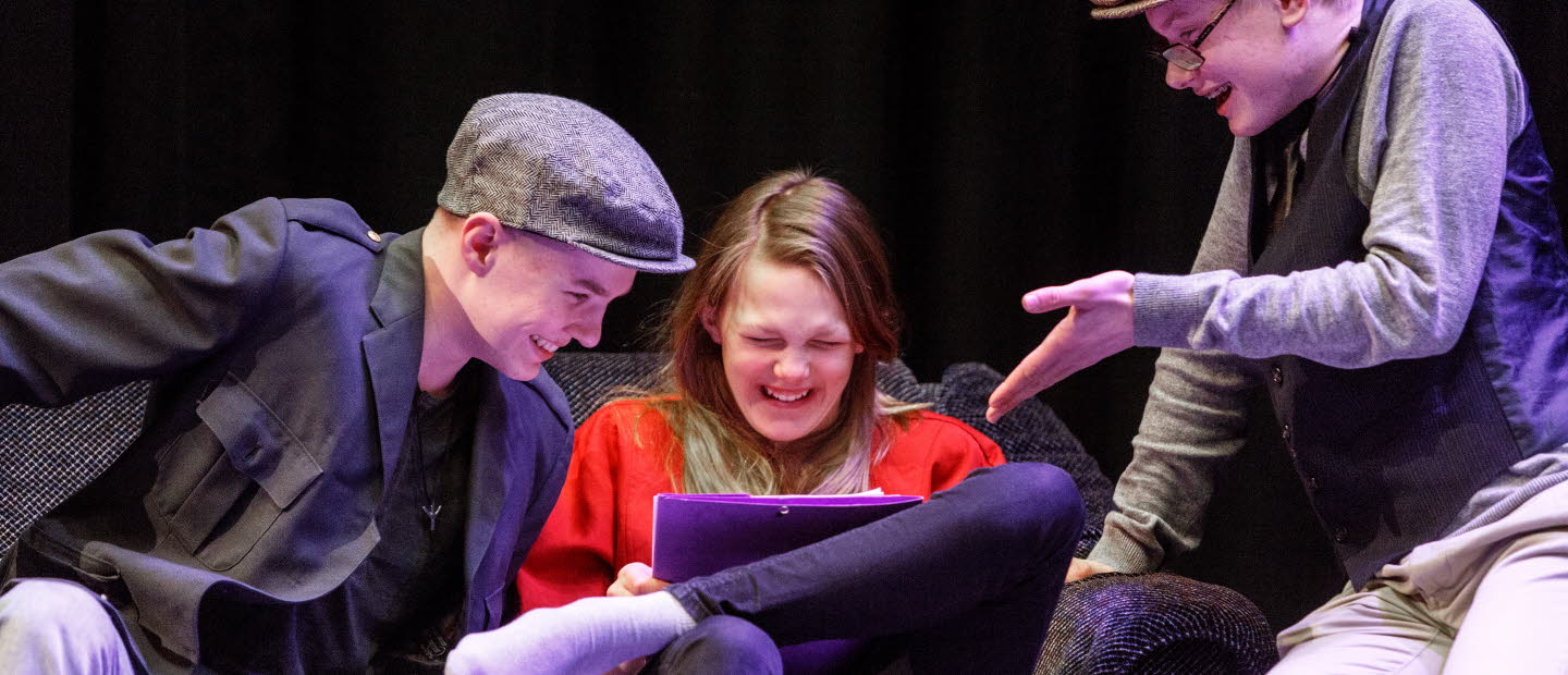 Tre unga läser tillsammans