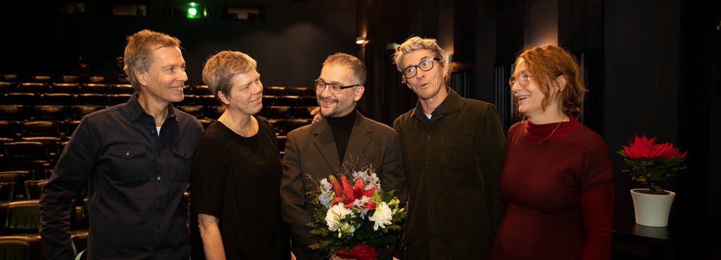 Bagir Kwiek omgiven av sina fyra företrädare som läsambassadör.