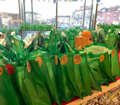 Rader med gröna, numrerade påsar, fyllda med böcker.