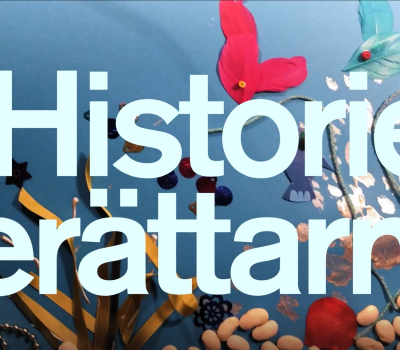 Vit text med Historieberättarna i bakgrunden en illustration av havsbotten med hjälp av bönor, tyg, fjädrar och papper