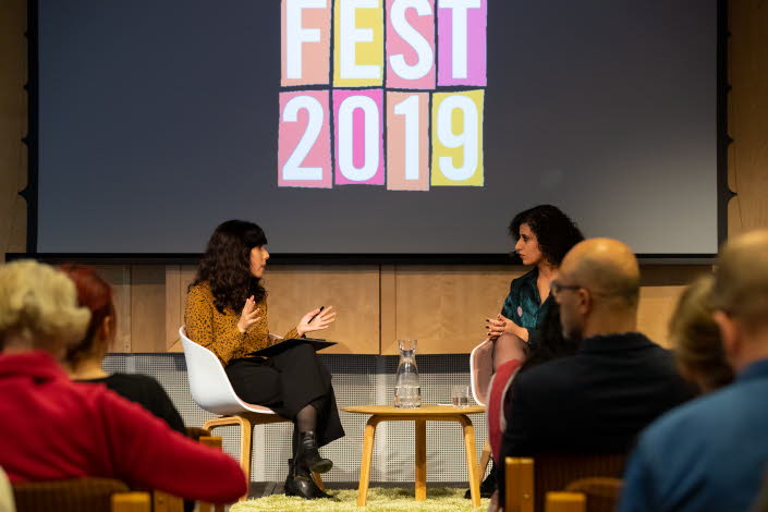 Samtal om översättning mellan  Elnaz Baghlanian, chefredaktör, PEN/Opp, Svenska PEN och Sahar Mousa, poet som fick fristad i Stockholm, under Littfest 2019. Foto: Littfest.