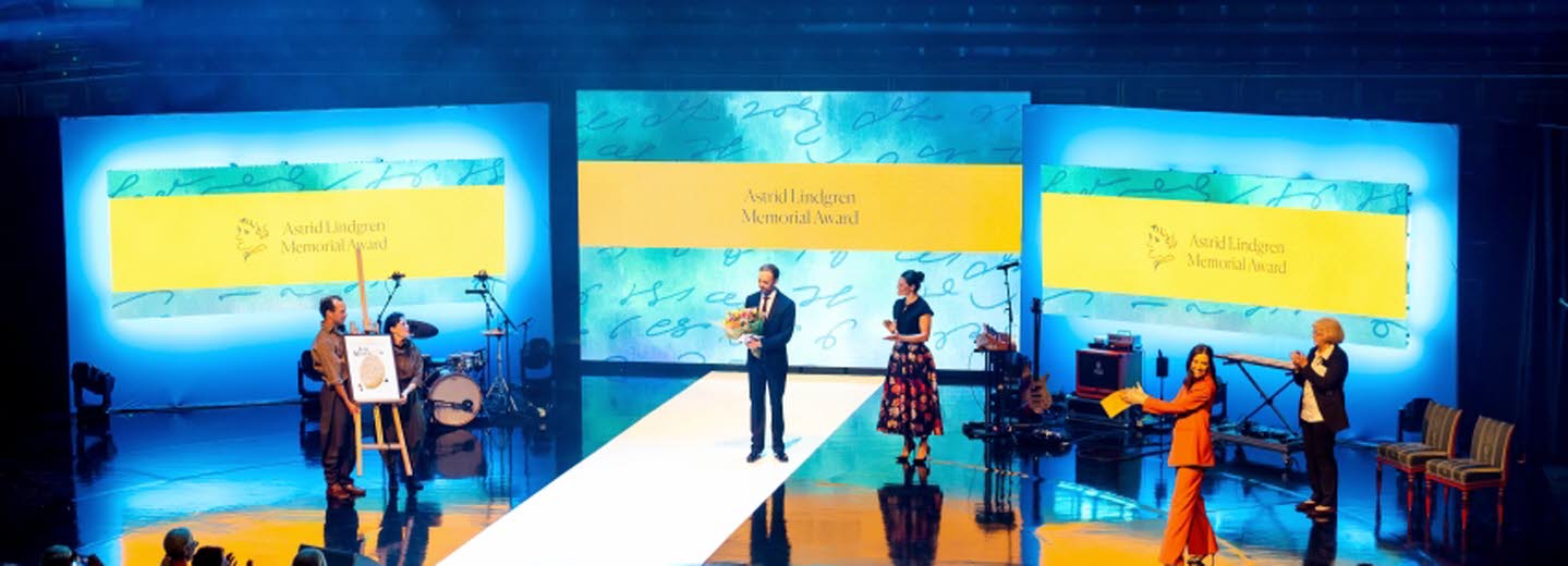 H.K.H. Kronprinsessan Victoria räcker över prisdiplomet för Astrid Lindgren Memorial Award till Jon Klassen.