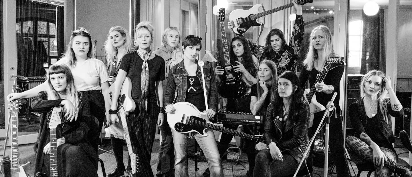 13 kvinnliga musiker i musikstudio.