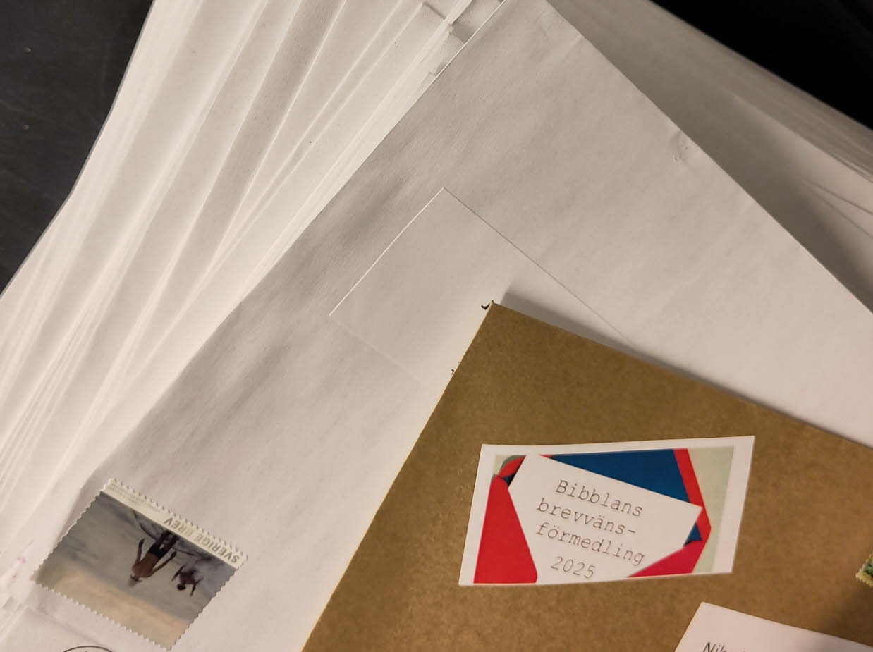 En hög med färdigfrankerade brev.