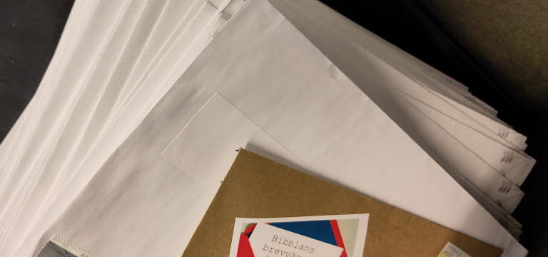 En hög med färdigfrankerade brev.