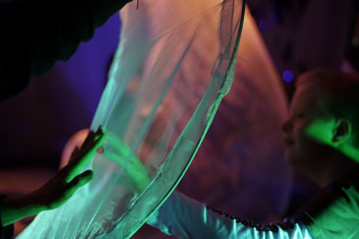 En abstrakt bild från ett scenkonstprojekt. Ett tunt nät är i fokus.