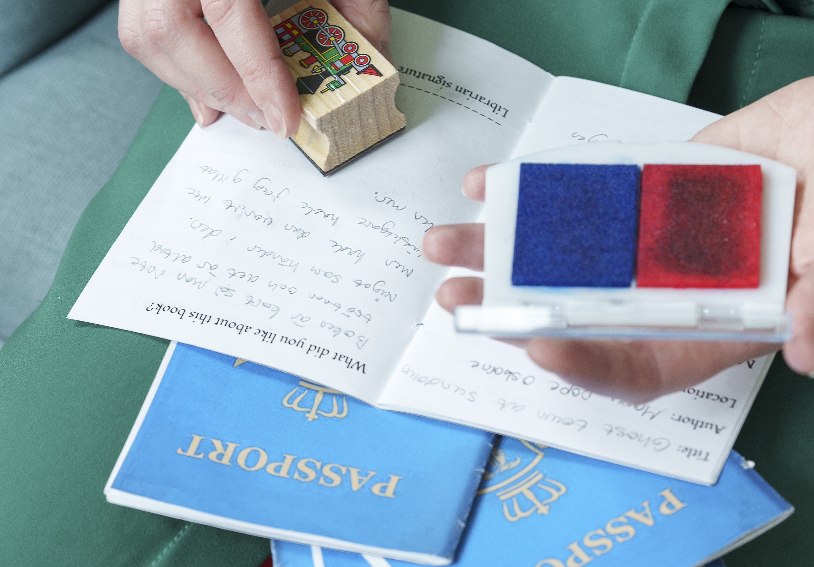 Stämpeldyna, trästämpel och pass.