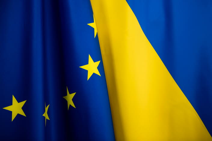 Delar av den ukrainska flaggan och EU-flaggan.