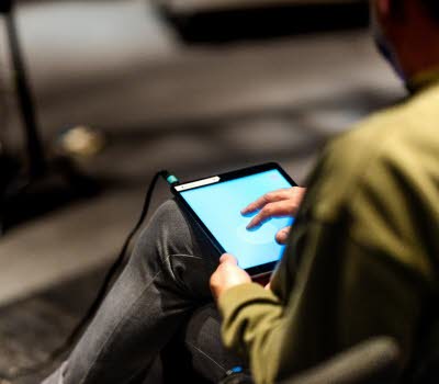 En lärare arbetar med en iPad.