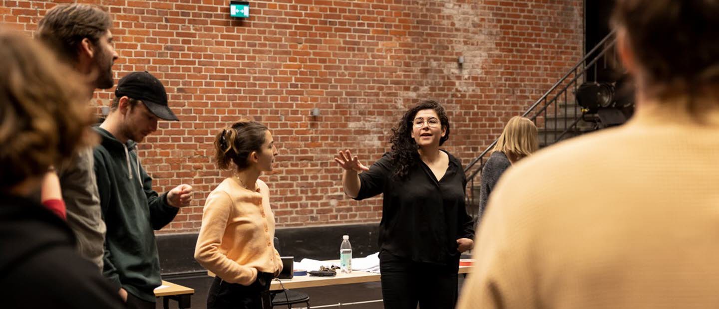 Farnaz Arbabi regisserar pjäsen BRINN. Foto: Jenny Baumgartner.