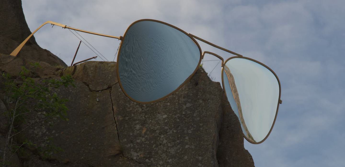 Ett konstverk, i form av ett par glasögon, på en klippa.