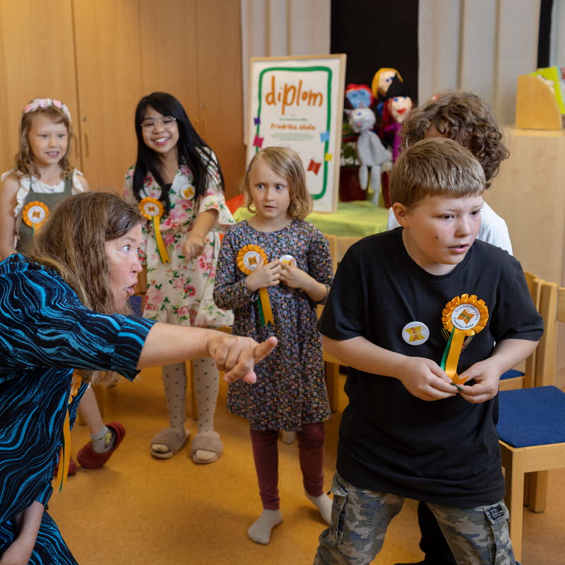 Vi väcker böcker tillsammans! Under prisutdelningen i Fredrika skola bjöds eleverna på en bokväckarstund med Anna Hällgren, Kulturrådet.