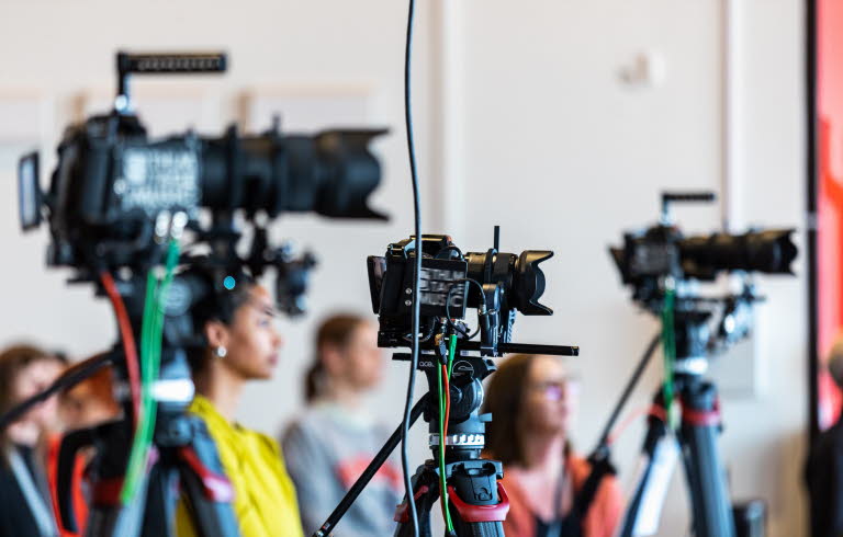 Tre filmkameror på stativ.